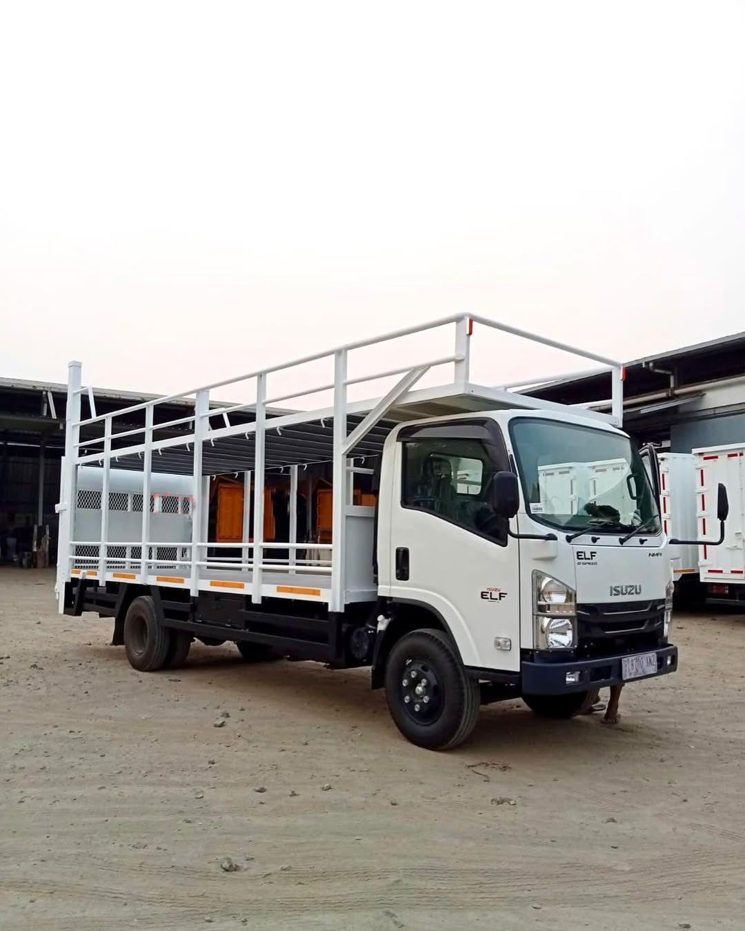 Isuzu ELF NMR Long – Karoseri Pembawa Motor